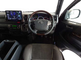 ウッド調と革巻きステアリングで快適な操作性の運転席です。