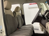 広い足元に肘掛けもついたゆったり座れるシートです。運転席と助手席の間が空いているため、助手席側への移動がスムーズです。交通量の多い道でも、助手席側から乗り降りができます。