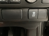 VSA装備車です。VSAはドライバーの操作と車の動きを見守っています。もし車の挙動が乱れたとき、4輪別々にブレーキをかけたり、エンジンパワーをしぼることによって車を安定させます。