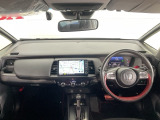 水平基調でスッキリとしたフロントビュー。広く見渡せて運転に安心をもたらします