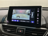 リバースギアに入れるだけで後方の表示へ切り替わります。夜間や雨の日の駐車も楽になりますよ。