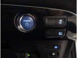 お車のキーはスマートキーです。キーを身につけた状態で車に近づき、ドアロックの解錠や施錠操作が出来ます。雨の日など両手がふさがっている時など、とっても便利ですね。