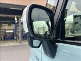 助手席のドアミラーにアンダーミラーが付いているため、運転席からの死角が軽減します。