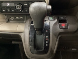 CVT車のセレクトレバーです。低速から高速まで、変速ショックのないスムーズな走りを実現するとともに、エンジン効率のよい領域を維持することで燃費にも貢献します。
