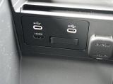 USB接続ポートにHDMI端子を装備しています。スマートフォンやミュージックプレーヤーなどの接続に最適です。もちろんブルートゥース接続にも対応しています!
