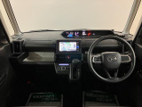 視界が広く収納が多い運転席ですよ(^^♪