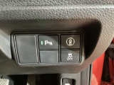 パーキングセンサーや横滑りを防ぐVSA等のスイッチ類は運転席の右側、手の届きやすい位置にあります。