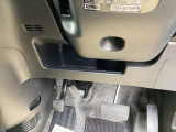 運転席の足元にも収納があります