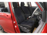 【運転席】ブラック基調のインテリアにベンチシート。シートリフターで座面の高さを調整可能です。フロアマット付です。