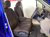 女性でも運転がしやすいように、シートの高さ調整機能(シートリフター)がついています。運転席と助手席の間が空いている為、助手席側への移動がスムーズです。交通量の多い道でも助手席側から乗り降りができます。