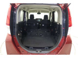 セカンドシートを倒した状態です。セカンドシートは独立可倒、荷物に合わせてラゲッジスペースをアレンジできます。