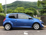 コンパクトな5ナンバーサイズなので取り回し易く、運転しても左ハンドルのネガを感じさせません。全長370cm、全幅169cm、全高146cm、車重1090kg