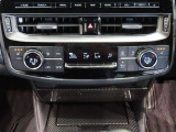 左右独立温度コントロールフルオートエアコンです。運転席、助手席それぞれで独立して温度設定ができます。冷え性の方が乗っても安心ですね♪