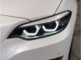 【LEDヘッドライト】先進のLEDテクノロジーを採用。放射される白色光の周波特性は太陽光に近く、バイキセノン・ヘッドライトを上回るコントラストで更に明るく輝きます!