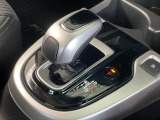 軽快な操作感が気持ちいいハイブリッド専用セレクトレバー