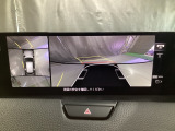 狭い場所での駐車やすれ違いなどでより的確な運転操作に役立つ360&deg;ビューモニターが装備されています。