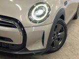 ●LEDヘッドライト:夜間走行時も良好な視界を確保し安心して運転できる高輝度LEDヘッドライトを装備!点灯速度が早く、消費電力も抑えられています。
