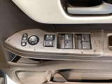電動格納式リモコンドアミラーと、パワーウィンドウスイッチ等は運転席ドアにあります。