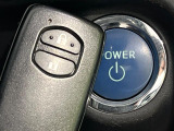 【スマートキー】カバンやポケットに入れたままでもドアの施錠・解錠が可能なスマートキーを装備。エンジンのオン・オフ時もカギを取り出す必要が無いからとっても便利です♪