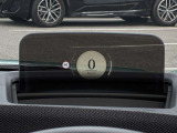【ヘッドアップディスプレイ】現在の車速表示や目的地へのルート案内やメディア関連のリストを表示する事が可能です。視線移動を減らす事によりドライブに集中して頂けます。