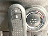 【キーフリーシステム】カバンやポケットに入れたままでもドアの施錠・解錠が可能なスマートキーを装備。エンジンのオン・オフ時もカギを取り出す必要が無いからとっても便利です♪