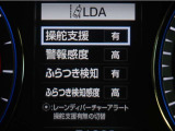 レーンディパーチャーアラートとは車線、又は走路からの逸脱の可能性を警告すると共に、車線、又は走路からの逸脱を避けるためのハンドル操作の一部を支援する機能です。詳細は販売店スタッフまでお尋ね下さい。