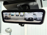 【デジタルインナーミラー】車両後方カメラの映像をミラーに映すことが出来ます。 そのため、後席に人や荷物があって後方が見えづらい場合でもしっかり視界を確保することが出来ます。