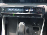左右独立温度コントロールフルオートエアコンです。運転席、助手席それぞれで独立して温度設定ができます。冷え性の方が乗っても安心ですね♪