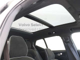 屋根一面まるごととも言える特大サイズのチルトアップ機構付電動パノラマ・ガラス・サンルーフ。晴天時はもちろん、雨天・曇天時にもシェードを開けることで常に開放的な車内空間を実現させてくれます。