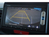 【バックカメラ】バックガイドモニター機能付きです!バックする際に後方の様子をカーナビのモニター上に表示してくれます。運転席にいながら、後方が確認できるので、バック駐車が、スムーズに行えますよ♪