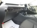 横方向にすっきりと広がるダッシュボードが運転席との造形的なつながりを表現し、助手席のパートナーへ心地よい開放感と安心感を演出しています。