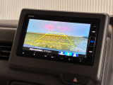 【バックカメラ】リバースにするだけで映ります、後方の安全確認や、狭い駐車場での車庫入れ、雨の日や夜間など視界の悪い時に便利です!安全にバックする為には欠かせない装備です。