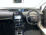 運転席周りのレイアウトをご覧ください。ナビゲーションが綺麗に装着されすっきり収まってますね!