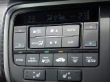 オートエアコンは左右席で独立温度コントロールが可能です。運転席はキンキンに冷やして助手席はマイルドにと言った設定が可能です☆暑さ寒さでケンカすることもなくなりますね♪