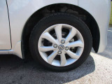 日産純正のアルミホイールが装着されてます。ボディデザインとマッチしておりおしゃれです。