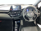 運転席周りのレイアウトをご覧ください。ナビゲーションが綺麗に装着されすっきり収まってますね!