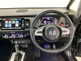 【ハンドル】運転にかかわる様々な操作を安全に行えるように視点移動が少なく操作性に配慮されたスイッチ類が凝縮されたコックピットです。