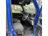 運転席シートは使用感も比較的少なく、破れや大きなヘタリはございません。清掃済みで気持ちよくお乗りいただけます。