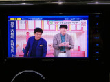 【フルセグTV】 地デジ放送も視聴可能で、休憩中も退屈しません。綺麗な画面でお好みの番組を楽しめます。ドライブの合間のリラックスタイムをより充実させてくれる、嬉しい利便装備の一つです。