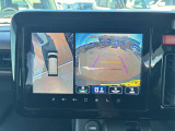【全方位カメラ】全方位モニターを装備し、車両の周囲を上空から見下ろすように映像で確認可能。駐車や狭い道での操作をサポートし、安全性を高めます。