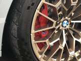 Mスポーツ・ブレーキ! Mのロゴがあしらわれた赤色のMスポーツ・ブレーキはダイナミックなパフォーマンスに相応しい、優れた制動力を発揮します。