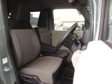自然な姿勢を保ち、体への負担をやわらげる運転席シート。痛めやすい腰へのサポートも強化しています。シートフレームは乗用車と同等サイズのものを採用し、すわり心地にもこだわりました。