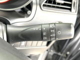 【オートライト】周りの明るさに応じて自動でヘッドライトの点灯・消灯ができる機能です!ライトの付け忘れ・消し忘れなどが無くなり、雨の日や夕方の走行も安心!トンネル通過時も便利ですね♪