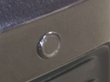 コーナーセンサーを車の前後に装備。障害物までの距離に応じて警告音を変えてお知らせ。縦列駐車時や駐車場・車庫などでの取り回しをサポートします。詳細は販売店スタッフまでおたずねください。