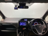 フロントガラスが大きく、ワイドな視界で運転もしやすくなるように設定されています。