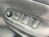 【電動格納ミラー】サイドミラーは電動格納式となっており、狭い駐車場でもキズがつくリスクを抑えられます。
