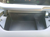 運転席前方に収納スペース USB充電ポート付き
