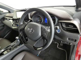【運転席まわり】・・・ハンドルやシートなども隅々までクリーニング済み。キレイな車内でドライブがより一層快適にお楽しみいただけると思います。