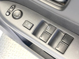 【電動格納ミラー】サイドミラーは電動格納式となっており、狭い駐車場でもキズがつくリスクを抑えられます。
