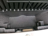 荷室下に深い収納が付いています。
